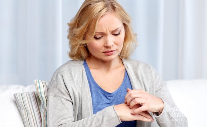 Симптомы укусов блох у человека - красные точки посредине укуса